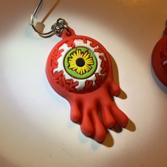 Spooky Eyeball Earrings - Picture 2 of 6